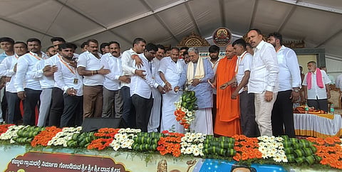 ಶ್ರವಣಬೆಳಗೊಳ: ಜಾತಿ, ಧರ್ಮದ ಹೆಸರಿನಲ್ಲಿ ಸಮಾಜವನ್ನು ಒಡೆಯುವ ಬದಲು ಪರಸ್ಪರ ಪ್ರೀತಿ, ವಿಶ್ವಾಸದಿಂದ ಬದುಕಬೇಕು. ಬಸವಣ್ಣ, ಕನಕದಾಸ, ಡಾ.ಬಿ.ಆರ್.ಅಂಬೇಡ್ಕರ್ ಹಾಗೂ ಗಾಂಧೀಜಿ ಅವರು ಸಮಸಮಾಜ ನಿರ್ಮಾಣದ ಕನಸು ಕಂಡಿದ್ದರು. ಅವರ ವಿಚಾರಗಳನ್ನು ಮೈಗೂಡಿಸಿಕೊಂಡು ಮುನ್ನಡೆಯಬೇಕು ಎಂದು ಮಾಜಿ ಮುಖ್ಯಮಂತ್ರಿ ಸಿದ್ದರಾಮಯ್ಯ ಹೇಳಿದರು.