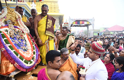 
ಚಾಮುಂಡಿಬೆಟ್ಟದಲ್ಲಿ ಶನಿವಾರ ಶ್ರದ್ಧಾ, ಭಕ್ತಿಯೊಂದಿಗೆ ಶ್ರೀ ಚಾಮುಂಡೇಶ್ವರಿಯ ರಥೋತ್ಸವ ನಡೆಯಿತು.

