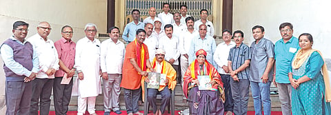 ಕಲಬುರಗಿಯಲ್ಲಿ ಜಿಲ್ಲಾ ಕನ್ನಡ ಸಾಹಿತ್ಯ ಸಮ್ಮೇಳನ ಸ್ವಾಗತ ಸಮಿತಿ ಅಧ್ಯಕ್ಷ ಬಸವರಾಜ ಬಳೂಂಡಗಿ, ಗೌರವಾಧ್ಯಕ್ಷೆ ನಾಗವೇಣಿ ಕಮಕನೂರ ಅವರನ್ನು ಕಸಾಪ ಜಿಲ್ಲಾಧ್ಯಕ್ಷ ವಿಜಯಕುಮಾರ ತೇಗಲತಿಪ್ಪಿ ಸತ್ಕರಿಸಿದರು. ಶಿವರಾಜ ಅಂಡಗಿ, ಶರಣರಾಜ ಛಪ್ಪರಬಂದಿ, ಸೈಯದ್​ ನಜಿರುದ್ದೀನ್​ ಮುತ್ತವಲ್ಲಿ, ರವೀಂದ್ರಕುಮಾರ ಭಂಟನಳ್ಳಿ, ಧರ್ಮರಾಜ ಜವಳಿ, ಹಣಮಂತರಾವ ಪೆಂಚನಪಳ್ಳಿ ಇತರರಿದ್ದರು.
