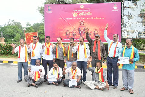 ದಸರಾದಲ್ಲಿನ ಅವ್ಯವಸ್ಥೆ ಖಂಡಿಸಿ ಮೈಸೂರು ಮೈಸೂರು ಕನ್ನಡ ವೇದಿಕೆ ವತಿಯಿಂದ ಶನಿವಾರ ಮೈಸೂರು ನಗರದಲ್ಲಿ ಪ್ರತಿಭಟನೆ ನಡೆಯಿತು.

