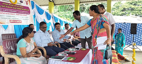 ಮದ್ದೂರು ತಾಲೂಕಿನ ನಿಡಘಟ್ಟ ಗ್ರಾಮದಲ್ಲಿ ಆಯೋಜಿಸಿದ್ದ ಗ್ರಾಮ ಪಂಚಾಯಿತಿ ಮಟ್ಟದ ಪ್ರಜಾಸೇವೆ ಕಾರ್ಯಕ್ರಮದಲ್ಲಿ ಅಧಿಕಾರಿಗಳು ಸಾರ್ವಜನಿಕರಿಗೆ ಅಹವಾಲು ಸ್ವೀಕರಿಸಿದರು. ಶಿವಕುಮಾರ್ ಬಿರಾದರ, ರಾಮಲಿಂಗಯ್ಯ, ಲಿಖಿತಾ ಇದ್ದರು.