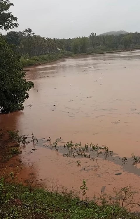 
ಪಿರಿಯಾಪಟ್ಟಣ ತಾಲೂಕಿನ ಹಿಟ್ಟನೇಹೆಬ್ಬಾಗಿಲು ಗ್ರಾಮದ ಕೆರೆ ಕೋಡಿ ಬಿದ್ದಿದೆ.


