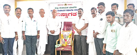 ಶಹಾಪುರದಲ್ಲಿ ಶುಕ್ರವಾರ ನಡೆದ ಕಿತ್ತೂರು ರಾಣಿ ಚನ್ನಮ್ಮ ಜಯಂತಿ ಕಾರ್ಯಕ್ರಮದಲ್ಲಿ ಖಜಾನೆ ಅಧಿಕಾರಿಗಳಾದ ಡಾ.ಮೋನಪ್ಪ ಶಿರವಾಳ, ದೇವೇಂದ್ರಪ್ಪ ತೋಟಗೇರ, ಗುರು ಅಂಗಡಿ, ಶಿರಸ್ತೆದಾರ ನಾಗೇಂದ್ರಪ್ಪ, ರಾವೇಂದ್ರ ಪತ್ತಾರ, ಭೀಮರಾಯ ಗೂಡೆಕಾರ,ಸುಭಾಷ್​ ಧೂಳಾ ಇತರರಿದ್ದರು.