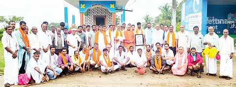 ಸರಗೂರು ತಾಲೂಕಿನ ಹಂಚೀಪುರ ಗ್ರಾಮದ ಮಠದಿಂದ ನಂಜನಗೂಡು ಮಾರ್ಗವಾಗಿ ಮಲೈ ಮಹದೇಶ್ವರ ಬೆಟ್ಟದತ್ತ ಪಾದಯಾತ್ರೆಯಲ್ಲಿ ಸ್ವಾಮೀಜಿಗಳು ಹಾಗೂ ಭಕ್ತರು ಹೆಜ್ಜೆ.