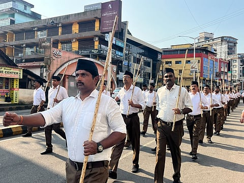 ವಿಜಯದಶಮಿಯ ನಿಮಿತ್ತ ಉಡುಪಿ ನಗರದ ಪ್ರಮುಖ ರಸ್ತೆಗಳಲ್ಲಿ ರಾಷ್ಟ್ರೀಯ ಸ್ವಯಂ ಸೇವಕ ಸಂಘದ ಗಣವೇಷಧಾರಿಗಳು ಪಥಸಂಚಲನ ನಡೆಸಿದರು.