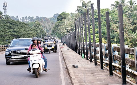  ಚಂದ್ರಗಿರಿ ಸೇತುವೆಗೆ ತಡೆಬೇಲಿ ನಿರ್ಮಾಣ ಮಾಡುತ್ತಿರುವುದು.