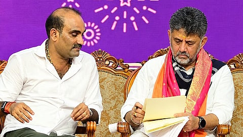 ಉಡುಪಿಯ ಉಚ್ಚಿಲ ಮಹಾಲಕ್ಷ್ಮೀ ದೇಗುಲಕ್ಕೆ ಭೇಟಿ ನೀಡಿದ್ದ ಡಿ.ಕೆ. ಶಿವಕುಮಾರ್​ ಅವರಿಗೆ ಯಶ್​ಪಾಲ್​ ಸುವರ್ಣ ಮನವಿ ಸಲ್ಲಿಸಿದರು.