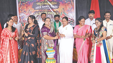 ಸಿಂದಗಿಯ ಮಾಂಗಲ್ಯ ಭವನದಲ್ಲಿ ನಡೆದ ನವರಾತ್ರಿ ವೈಭವದ 2026ರ ದಾಂಡಿಯಾ ನೃತ್ಯೋತ್ಸವಕ್ಕೆ ಗಣ್ಯರು, ಚಾಲನೆ ನೀಡಿದರು. ವಿ. ನಾಗೇಂದ್ರಪ್ರಸಾದ್, ಪವಿತ್ರ ಅಕ್ಕನವರು, ಮುತ್ತು ಮುಂಡೇವಾಡಗಿ ಮತ್ತಿತರರಿದ್ದರು.
