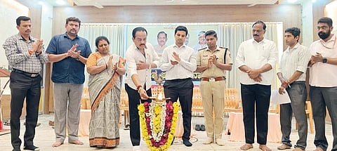 ಪೆರ್ನೆಯಲ್ಲಿ ಶನಿವಾರ ಬಂಟ್ವಾಳ ತಾಲೂಕು ಮಟ್ಟದ ಪ್ರಜಾ ಸೇವೆ ಆಂದೋಲನವನ್ನು ಶಾಸಕ ಅಶೋಕ್ ಕುಮಾರ್ ರೈ ಉದ್ಘಾಟಿಸಿ ದರು. ಪ್ರಮುಖರಾದ ಉಮಾನಾಥ ಶೆಟ್ಟಿ, ಜಯಂತಿ ಪೂಜಾರಿ, ದರ್ಶನ್ ಎಚ್.ವಿ., ಡಾ.ಅರುಣ್ ಕೆ. ಮತ್ತಿತರರು ಉಪಸ್ಥಿತರಿದ್ದರು.