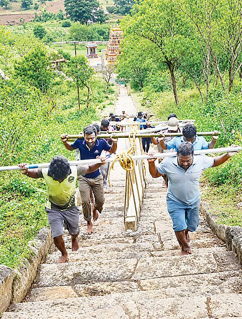 ಬೆಟ್ಟದಪುರದ ಶ್ರೀ ಸಿಡಿಲು ಮಲ್ಲಿಕಾರ್ಜುನ ಸ್ವಾಮಿ ಬೆಟ್ಟಕ್ಕೆ ವಿದ್ಯುತ್ ಕಂಬ ಸಾಗಿಸುತ್ತಿರುವ ಕಾರ್ಮಿಕರು.