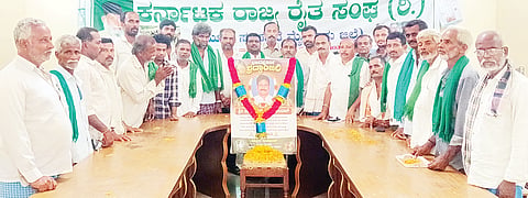  ಬನ್ನೂರಿನ ಅತಿಥಿಗೃಹದಲ್ಲಿ ಆಯೋಜಿಸಿದ್ದ ಬಸವರಾಜ್ ಶಿಡ್ಡಪ್ಪ ಕುಂಬಾರ್ ಅವರಿಗೆ ಶ್ರದ್ಧಾಂಜಲಿ ಸಲ್ಲಿಕೆ ಕಾರ್ಯಕ್ರಮದಲ್ಲಿ  ರಾಜ್ಯ ರೈತ ಸಂಘ ಮೂಲಸಂಘಟನೆ ಜಿಲ್ಲಾಧ್ಯಕ್ಷ ಬನ್ನೂರು ನಾರಾಯಣ್ ಮಾತನಾಡಿದರು. ವಿಶ್ವನಾಥ್, ಕೃಷ್ಣ, ಜಯರಾಂ, ಪಾರ್ಥ ಇತರರು ಇದ್ದರು.