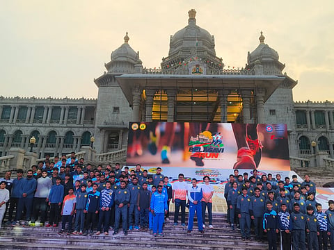 ಮ್ಯಾರಥಾನ್‌ದಲ್ಲಿ ಪಾಲ್ಗೊಂಡಿದ್ದ ಓಟಗಾರರೊಂದಿಗೆ ಅಧಿಕಾರಿಗಳು.