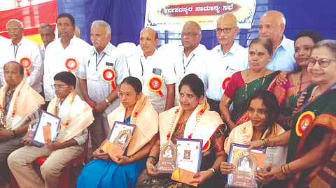 ಹುಬ್ಬಳ್ಳಿಯ ನವನಗರದಲ್ಲಿ ಭಾನುವಾರ ಏರ್ಪಡಿಸಿದ್ದ ಕುರುಹಿನಶೆಟ್ಟಿ ಸಮಾಜ ಅಭಿವೃದ್ಧಿ ಸಂಘದ ವಾರ್ಷಿಕೋತ್ಸವದಲ್ಲಿ ಸಾಧಕರನ್ನು ಸನ್ಮಾನಿಸಲಾಯಿತು. ರವೀಂದ್ರ ಹರ್ತಿ, ಮಹಾಂತೇಶ ಕೋಳಿವಾಡ, ಶಿವಾನಂದ ಜಾಡರ, ಕೆ.ಎಸ್​. ಡೊಳ್ಳಿನ, ಮಾಗುಂಡಪ್ಪ ಸಿರಿ, ವಿ.ಬಿ. ಚವಡಿ ಇತರರು ಇದ್ದರು.