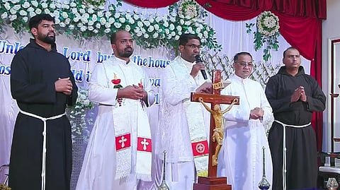 ಕೆಮ್ಮಣ್ಣು ಚರ್ಚ್​ನಲ್ಲಿ ನವೀಕೃತ ಲಿಟ್ಲ ಫ್ಲವರ್​ ಸಭಾಭವನ ಉದ್ಘಾಟಿಸಿ ಸ್ಟೀಫನ್​ ಡಿಸೋಜಾ ಆಶೀರ್ವಚನ ನೀಡಿದರು. ವಿನ್ಸೆಂಟ್​ ಕ್ರಾಸ್ತಾ, ಡೊಮಿನಿಕ್​ ಲೋಬೊ, .ಅಮರ್​ ಲೋಬೊ, ಶೋನ್​ ಅಂದ್ರಾದೆ ಇದ್ದರು.