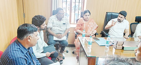 ರಾಷ್ಟ್ರೀಯ ಹೆದ್ದಾರಿ ಅಧಿಕಾರಿಗಳ ಜೊತೆ ನಂಜನಗೂಡಿನ ನಗರಸಭೆಯ ಕಾರ್ಯಾಲಯದಲ್ಲಿ ಶಾಸಕ ದರ್ಶನ್ ಧ್ರುವನಾರಾಯಣ ಸಭೆ ನಡೆಸಿದರು. 