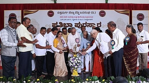 ಜಿಲ್ಲಾ ರೆಡ್ಡಿ ಜನ ಸಂಘ ಆಯೋಜಿಸಿದ್ದ ಪ್ರತಿಭಾ ಪುರಸ್ಕಾರ ಸಮಾರಂಭವನ್ನು ಮಾಜಿ ಶಾಸಕ ಜಿ.ಎಚ್.ತಿಪ್ಪಾರೆಡ್ಡಿ ಉದ್ಘಾಟಿಸಿದರು. ಉಪಾಧ್ಯಕ್ಷ ಎಂ.ಕೆ. ಅನಂತರೆಡ್ಡಿ, ಕಾರ್ಯದರ್ಶಿಗಳಾದ ಜೆ. ಪರಶುರಾಮ, ಡಿ.ಕೆ. ಶೀಲಾ, ಖಜಾಂಚಿ ಜಿ.ವೈ. ಸುರೇಶ್‌ಕುಮಾರ್ ಹಾಗೂ ನಿರ್ದೇಶಕರು, ಮತ್ತಿತರ ಪ್ರಮುಖರು ಇದ್ದರು.

