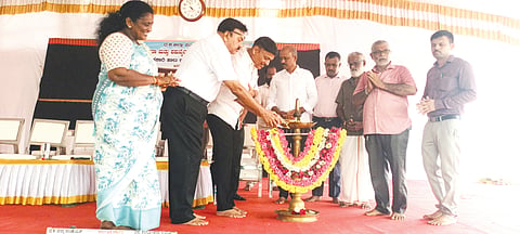 ಮಿಶ್ರತಳಿ ಹೆಣ್ಣುಕರುಗಳ ಪ್ರದರ್ಶನ ಮತ್ತು ಮಾಹಿತಿ ಕಾರ್ಯಗಾರವನ್ನು ಶಾಸಕ ರಾಜೇಶ್ ನಾಕ್ ಉದ್ಘಾಟಿಸಿದರು. ಡಾ.ಎಂ.ಮಂಜಯ್ಯ ಶೆಟ್ಟಿ ಅಮ್ಮುಂಜೆಗುತ್ತು, ಸವಿತಾ ಎನ್.ಶೆಟ್ಟಿ, ಜೋ.ಪ್ರದೀಪ್ ಡಿಸೋಜ ಮತ್ತಿತರರು ಇದ್ದರು.

 