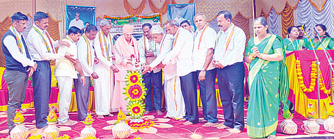 ಬೆಟ್ಟದಪುರ ಸಮೀಪದ ಹಾರನಹಳ್ಳಿ ಸರ್ಕಾರಿ ಪ್ರೌಢಶಾಲಾ ಆವರಣದಲ್ಲಿ ಆಯೋಜಿಸಿದ್ದ ಸಾಮೂಹಿಕ ಶ್ರೀ ಸತ್ಯನಾರಾಯಣ ಸ್ವಾಮಿ ಪೂಜೆ ಮತ್ತು ಧಾರ್ಮಿಕ ಸಭೆಯನ್ನು ಗಣ್ಯರು ಉದ್ಘಾಟಿಸಿದರು.  