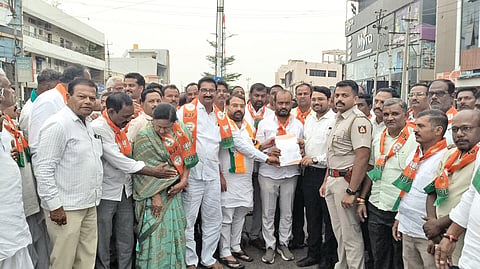 ಮುಧೋಳದಲ್ಲಿ ಬಿಜೆಪಿ ನಗರ ಮತ್ತು ಗ್ರಾಮೀಣ ಮಂಡಳ ವತಿಯಿಂದ  ಘಟಪ್ರಭಾ ನದಿಗೆ ನೀರು ಹರಿಸುವಂತೆ ಆಗ್ರಹಿಸಿ ಪ್ರತಿಭಟನೆ ನಡೆಸಿ ತಹಸೀಲ್ದಾರ್ ಅವರಿಗೆ ಮನವಿ ಸಲ್ಲಿಸಲಾಯಿತು. ಸಂಗನಗೌಡ ಕಾತರಕಿ, ಅರುಣ ಕಾರಜೋಳ, ರವಿ ನಂದಗಾಂವ, ಶ್ರೀಶೈಲ ಚಿನ್ನಣವರ, ಸದಾಶಿವ ಇಟಕನ್ನವರ ಇತರರಿದ್ದರು.