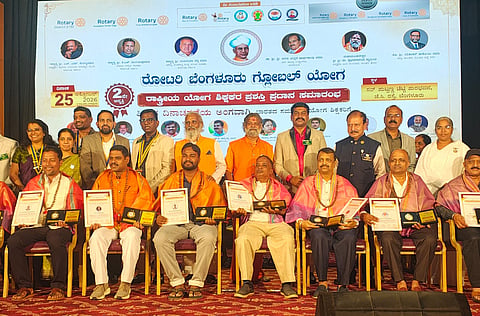 ಬೆಂಗಳೂರಿನಲ್ಲಿ ಇತ್ತೀಚೆಗೆ ಆಯೋಜಿಸಿದ್ದ ಸಮಾರಂಭದಲ್ಲಿ ಯೋಗರತ್ನ ಯೋಗ ಗುರು ಎಸ್.ಎಂ. ಅಲ್ಲಮಪ್ರಭು ಅವರಿಗೆ ಯೋಗರತ್ನ ಪ್ರಶಸ್ತಿ ಪ್ರದಾನ ಮಾಡಲಾಯಿತು. ಅನಿಲ್ ಪವಾರ್, ಡಾ. ಯೋಗಿ ದೇವರಾಜ್ ಇತರರಿದ್ದರು.

