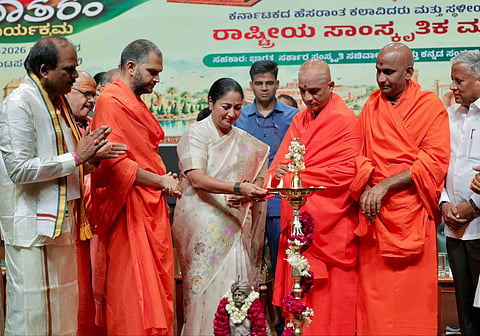 ನವದೆಹಲಿಯಲ್ಲಿ ಕೆಂಪೇಗೌಡ ಫೌಂಡೇಷನ್ ವತಿಯಿಂದ ಆಯೋಜಿಸಿದ್ದ ರಾಷ್ಟ್ರೀಯ ಸಾಂಸ್ಕೃತಿಕ ಸಮಾರಂಭವನ್ನು ಡಾ. ಶ್ರೀ ನಿರ್ಮಲಾನಂದನಾಥ ಸ್ವಾಮೀಜಿ ಉದ್ಘಾಟಿಸಿದರು. ಡಾ. ಶ್ರೀ ನಂಜಾವಧೂತ ಸ್ವಾಮೀಜಿ, ಶ್ರೀ ಮಂಜುನಾಥ ಸ್ವಾಮೀಜಿ, ವಿ.ಸೋಮಣ್ಣ, ರೇಖಾ ಗುಪ್ತ ಇದ್ದರು.