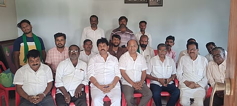 ಚಿಂಚೋಳಿ ಪಟ್ಟಣದ ದಿ. ವೈಜನಾಥ ಪಾಟೀಲ್ ಸ್ಮಾರಕದ ಬಳಿ ಸೋಮವಾರದಂದು ಹೈದ್ರಾಬಾದ್ ಕರ್ನಾಟಕ ಹೋರಾಟ ಸಮಿತಿ ತನ್ನ ಹೋರಾಟವನ್ನು ಮತ್ತಷ್ಟು ತೀವ್ರಗೊಳಿಸಲು ಹಮ್ಮಿಕೊಂಡ ಮಹತ್ವದ ಸಭೆಯಲ್ಲಿ ಸುದಿರ್ಘವಾಗಿ ಚರ್ಚಿಸಿ  ಹೈದ್ರಾಬಾದ್ ಕರ್ನಾಟಕ ಹೋರಾಟ ಸಮಿತಿ ರಾಜ್ಯಾಧ್ಯಕ್ಷ ಗೌತಮ ಪಾಟೀಲ್ ಮಾತನಾಡಿದರು. ರವಿರಾಜ ಕೋರವಿ, ಗೋಪಾಲರಾವ ಕಟ್ಟಿಮನಿ, ಗೋಪಾಲ ಎಂ.ಪಿ ಗಾರಂಪಳ್ಳಿ, ವೀರಣ್ಣ ಗಂಗಣ್ಣಿ, ಭೀಮಶೇಟ್ಟಿ ಮುರುಡಾ, ಶಂಕರಗೌಡ ಅಲ್ಲಾಪುರ ಇದ್ದರು.