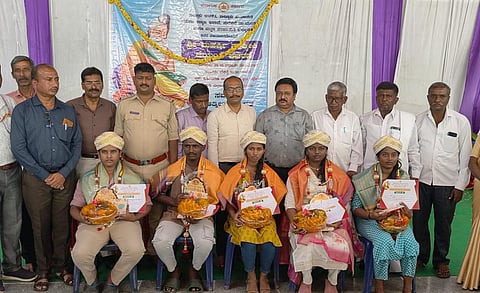 ನಾಗಮಂಗಲದ ತಾಲೂಕು ಆಡಳಿತ ಸೌಧದ ಆವರಣದಲ್ಲಿ ತಾಲೂಕು ಆಡಳಿತದ ವತಿಯಿಂದ ಸೋಮವಾರ ಆಯೋಜಿಸಿದ್ದ ಮಹರ್ಷಿ ವಾಲ್ಮೀಕಿ ಜಯಂತಿ ಕಾರ್ಯಕ್ರಮದಲ್ಲಿ ಪ್ರತಿಭಾನ್ವಿತ ವಿದ್ಯಾರ್ಥಿಗಳನ್ನು ಅಭಿನಂಧಿಸಲಾಯಿತು.