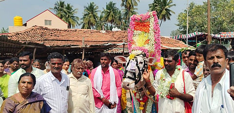 ಹಲಗೂರು ಸಮೀಪದ ಅಗಸನಪುರದ ಕೆರೆಯಿಂದ ಹೂ-ಹೊಂಬಾಳೆ ಸಮೇತ ಬಸಪ್ಪನನ್ನು ಮೆರವಣಿಗೆಯಲ್ಲಿ  ಕರೆದೊಯ್ಯುತ್ತಿರುವುದು.