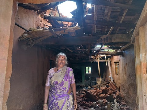 ಕೆ.ಆರ್.ಪೇಟೆ ತಾಲೂಕಿನ ದೊಡ್ಡಹಾರನಹಳ್ಳಿಯಲ್ಲಿ ಮಳೆಯಿಂದ ಕುಸಿದ ಮನೆ.