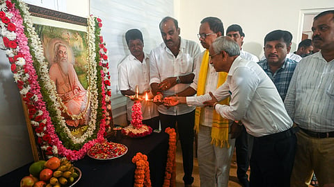 ಉಡುಪಿಯಲ್ಲಿ ಆಯೋಜಿದ್ದ ವಾಲ್ಮೀಕಿ ಜಯಂತಿ ಕಾರ್ಯಕ್ರಮವನ್ನು ಯಶ್​ಪಾಲ್​ ಸುವರ್ಣ ಉದ್ಘಾಟಿಸಿದರು. ಮಂಜುನಾಥ ಪೂಜಾರಿ, ಚಂದ್ರಶೇಖರ ಶೆಟ್ಟಿ, ನಾರಾಯಣಸ್ವಾಮಿ ಎಂ. ಇನ್ನಿತರರಿದ್ದರು.