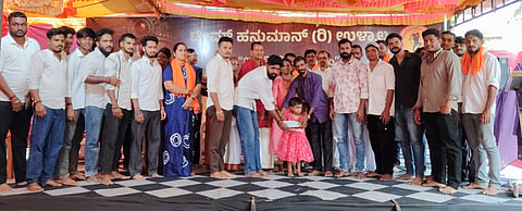 ಬಂಟ್ವಾಳ ಕಲ್ಲಗುಡ್ಡೆ ಪಲ್ಲಮಜಲುವಿನ ನವ್ಯ ಅವರ ಶಸ್ತ್ರಚಿಕಿತ್ಸೆಗಾಗಿ ಟೀಮ್ ಹನುಮಾನ್ ವತಿಯಿಂದ ಚೆಕ್ ಹಸ್ತಾಂತರಿಸಲಾಯಿತು. ಶ್ರೀ ಚೀರುಂಭ ಭಗವತೀ ಕ್ಷೇತ್ರದ ಪ್ರಧಾನ ಅರ್ಚಕ ಮಂಜಪ್ಪ ಕಾರ್ನವರ್, ವೈದ್ಯನಾಥ ಕ್ಷೇತ್ರದ ಪ್ರಧಾನ ಅರ್ಚಕ ಮುಂಡ ಯಾನೆ ದಾಮೋದರ ಪೂಜಾರಿ ಇನ್ನಿತರರು ಉಪಸ್ಥಿತರಿದ್ದರು.