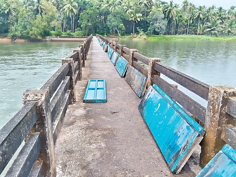 ಕಿಂಡಿ ಅಣೆಕಟ್ಟಿಗೆ ಹಲಗೆ ಅಳವಡಿಸಿ ನೀರು ಸಂಗ್ರಹಿಸಿರುವುದು.