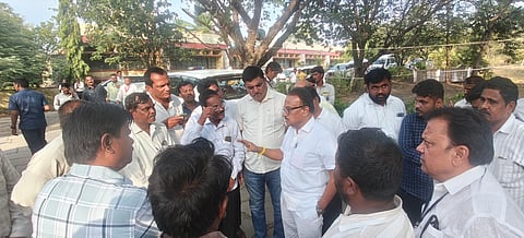 ಮತ ಎಣಿಕೆ ಕೇಂದ್ರದ ಎದುರು ಬೆಂಬಲಿಗರೊಂದಿಗೆ ಶಶೀಲ್ ನಮೋಶಿ ಮಾತುಕತೆ