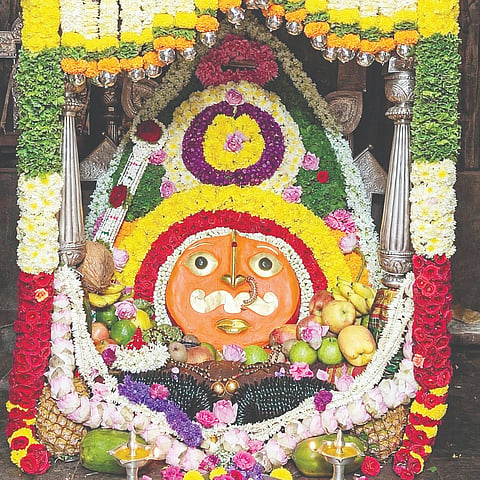 ಸೀಗೆ ಹುಣ್ಣಿಮೆ ಪ್ರಯುಕ್ತ ಹುಲಿಗಿಯ ಶ್ರೀ ಹುಲಿಗೆಮ್ಮ ದೇವಿಗೆ ವಿಶೇಷ ಅಲಂಕಾರ ಮಾಡಲಾಗಿತ್ತು.  