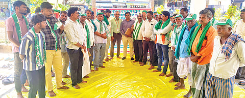 On Tuesday, the taluk unit of the JD(S) staged a protest in front of the Tahsildar's office in Hangal town. 