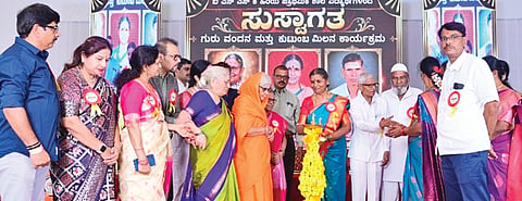 ಹಳ್ಳಿಖೇಡ(ಬಿ) ಪಟ್ಟಣದ ಬಿಎಸ್​ಎಸ್ಕೆ ಶಾಲೆಯ ಹಳೆಯ ವಿದ್ಯಾರ್ಥಿಗಳಿಂದ ಭಾನುವಾರ ಹಮ್ಮಿಕೊಂಡಿದ್ದ ಗುರುವಂದನೆ  ಕಾರ್ಯಕ್ರಮದಲ್ಲಿ ಡಾ.ವಿಜಯಕುಮಾರ ಕೋಟೆ, ಗೌರೀಶ ಅಕ್ಕಿ, ಸುಭಾಷ ಗಂಗಾ, ವಿನೋದ ಕೋಟೆ, ವೈಜನಾಥ ಕಟ್ಟಿಮನಿ, ಅನಿಲ ಕುಡ್ತೆ ಇತರರಿದ್ದರು.