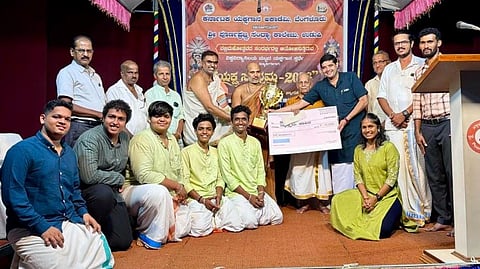 ಉಡುಪಿಯ ಶ್ರೀ ಪೂರ್ಣಪ್ರಜ್ಞ ಸಂಧ್ಯಾ ಕಾಲೇಜ್​ನಲ್ಲಿ ಆಯೋಜಿಸಿದ್ದ ಯಕ್ಷಗಾನ ಸ್ಪರ್ಧೆಯಲ್ಲಿ ಪ್ರಥಮ ಸ್ಥಾನ ಗಳಿಸಿದ ಕುಂದಾಪುರದ ಭಂಡಾರ್ಕಾರ್ಸ್​ ಕಾಲೇಜ್​ ತಂಡಕ್ಕೆ ಈಶಪ್ರಿಯ ಶ್ರೀಪಾದರು ಪ್ರಶಸ್ತಿ ವಿತರಿಸಿದರು. ಹರಿನಾರಾಯಣ ಅಸ್ರಣ್ಣ, ಮುರಳಿ ಕಡೆಕಾರು, ಯು.ವಿಶ್ವನಾಥ ಶೆಣೈ, ಸಿಎ ಟಿ.ಪ್ರಶಾಂತ ಹೊಳ್ಳ, ಡಾ.ಚಂದ್ರಕಾಂತ ಭಟ್​ ಇದ್ದರು.