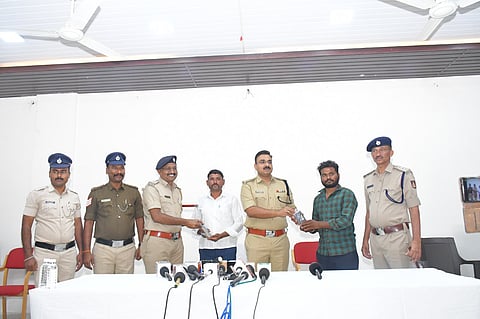 ವಿಜಯಪುರ ನಗರದಲ್ಲಿ ಎಸ್‌ಪಿ ಲಕ್ಷ್ಮಣ ನಿಂಬರಗಿ ಸಾರ್ವಜನಿಕರಿಗೆ ಮೊಬೈಲ್ ಹಸ್ತಾಂತರಿಸಿದರು. ಡಿವೈಎಸ್‌ಪಿಗಳಾದ ನಾಗರಾಜ್, ಚಂದ್ರಕಾಂತ ನಂದರೆಡ್ಡಿ ಇದ್ದಾರೆ.