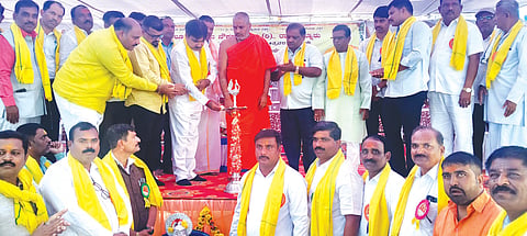 Former Minister R. Shankar inaugurated the Taluk Kuruba Employees' Convention, the presentation of talent awards, and a felicitation ceremony for high achievers, held in Ranebennur. Jagadguru Dr. Sri Niranjananandapuri Swamiji of the Kaginele Kanaka Gurupeetha, Dr. Praveena Khannura, Subhashchandra Kurubara, and Dr. Honnappa Honnappanavara were present.