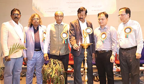 ಕಲಬುರಗಿ ಹೊರವಲಯದ ಕೇಂದ್ರೀಯ ವಿಶ್ವವಿದ್ಯಾಲಯದಲ್ಲಿ ಸೋಮವಾರ ಆಯೋಜಿಸಿದ್ದ ಅಂತಾರಾಷ್ಟ್ರೀಯ ಸಮ್ಮೇಳನಕ್ಕೆ ಕುಲಪತಿ ಪ್ರೊ.ಬಟ್ಟು ಸತ್ಯನಾರಾಯಣ ಚಾಲನೆ ನೀಡಿದರು. ವಿಯೆಟ್ನಾಂನ ಗಣಿಗಾರಿಕೆ ಮತ್ತು ಭೂವಿಜ್ಞಾನ ವಿಶ್ವವಿದ್ಯಾಲಯದ ಪ್ರೊ.ಟೋ ಕ್ಸುವಾನ್​ ಬ್ಯಾನ್​, ಪ್ರೊ.ಪುರುಷೋತ್ತಮ ರೆಡ್ಡಿ, ಡಾ.ಜೊನಾಥನ್​ ಮಥುಸ್ವಾಮಿ ಪಿ. ಇತರರಿದ್ದರು.