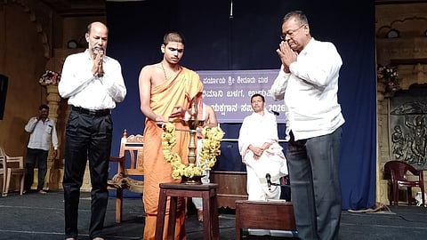 ಉಡುಪಿ ಶ್ರೀಕೃಷ್ಣ ಮಠದ ರಾಜಾಂಗಣದಲ್ಲಿ ಆಯೋಜಿಸಿದ್ದ ಚಿಟ್ಟಾಣಿ ಯಕ್ಷಗಾನ ಸಪ್ತಾಹವನ್ನು ವೇದವರ್ಧನ ಶ್ರೀ ಉದ್ಘಾಟಿಸಿದರು. ಎಂ.ಗೋಪಿಕೃಷ್ಣ ರಾವ್​, ಗಂಗಾಧರ ರಾವ್​ ಉಪಸ್ಥಿತರಿದ್ದರು.