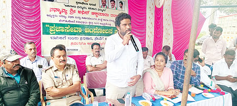 ಸರಗೂರು ತಾಲೂಕಿನ ಹಾದನೂರು ಗ್ರಾಮದಲ್ಲಿ ಪ್ರಜಾಸೇವೆ ಆಂದೋಲನ ಕಾರ್ಯಕ್ರಮದಲ್ಲಿ ಶಾಸಕ ಅನಿಲ್ ಚಿಕ್ಕಮಾದು ಮಾತನಾಡಿದರು. ಮೋಹನಕುಮಾರಿ, ಪ್ರೇಮಕುಮಾರ್, ರವಿಕುಮಾರ್, ಪ್ರಸನ್ನಕುಮಾರ್ ಇತರರು ಇದ್ದರು.