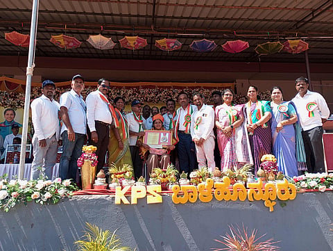 ಬಾಳೆಹೊನ್ನೂರಿನ ಆಯೋಜಿಸಿದ್ದ ಜಿಲ್ಲಾ ಮಟ್ಟದ ಅಥ್ಲೆಟಿಕ್ಸ್ ಕ್ರೀಡಾಕೂಟದಲ್ಲಿ ಸ್ನೇಹಾ ಶಾನುವಳ್ಳಿ ಅವರನ್ನು ಸನ್ಮಾನಿಸಲಾಯಿತು. ಎಂ.ಎಸ್.ಚನ್ನಕೇಶವ್, ಚಂದ್ರಮ್ಮ, ಎಂ.ಜೆ.ಮಹೇಶ್, ಶಬನಾ ಅಂಜುಮ್, ಮನುಕುಮಾರ್, ಮಹಮ್ಮದ್ ಹನ್ೀ ಇತರರಿದ್ದರು.