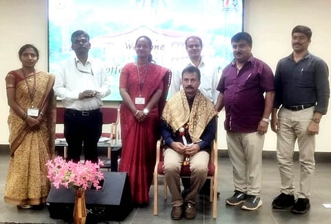 ಬಾಳೆಹೊನ್ನೂರಿನ ಸಿಆರ್‌ಎಸ್ ಕಾಫಿ ಸಂಶೋಧನಾ ಕೇಂದ್ರದಲ್ಲಿ ನಡೆದ ಕಾರ್ಯಕ್ರಮದಲ್ಲಿ ಕಾಫಿ ಮಂಡಳಿ ಅಧ್ಯಕ್ಷ ಎಂ.ಜೆ.ದಿನೇಶ್ ದೇವವೃಂದ ಅವರನ್ನು ಸಿಸಿಆರ್‌ಐ ವಿಜ್ಞಾನಿಗಳು, ಸಿಬ್ಬಂದಿ ಸನ್ಮಾನಿಸಿದರು.