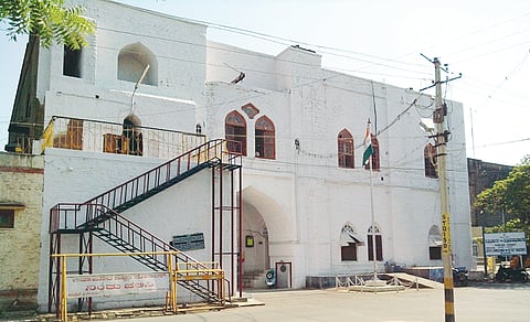 ವಿಜಯಪುರ ಜಿಲ್ಲಾಡಳಿತ ಕಚೇರಿ.