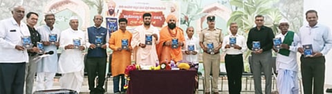 ಕಲಬುರಗಿ ಸಿದ್ದೇಶ್ವರ ಕಲ್ಯಾಣ ಮಂಟಪದಲ್ಲಿ ಭಾನುವಾರ ಆಯೋಜಿಸಿದ್ದ ಕಾರ್ಯಕ್ರಮದಲ್ಲಿ ಯೋಗ ಗುರು ಶಿವಾನಂದ ಸಾಲಿಮಠ್​ ಪುಸ್ತಕ ಬಿಡುಗಡೆ ಮಾಡಿದರು. ಶಾಂತವೀರ ಶಿವಾಚಾರ್ಯರು, ವೀರ ಮಹಾಂತ ಶಿವಾಚಾರ್ಯರು, ಡಾ.ಶಿವಶರಣಪ್ಪ ಧಾಬಾ, ಡಾ.ಬಿ.ಎಸ್​.ಗುಳಶೆಟ್ಟಿ, ಗುಂಡೂರಾವ ಕಡಣಿ, ಶಿವರಾಜ ಗರೂರ್​, ಮಲ್ಲಿನಾಥ ಕೊಳ್ಳೂರ ಮೇಳಕುಂದಿ ಇತರರಿದ್ದರು.