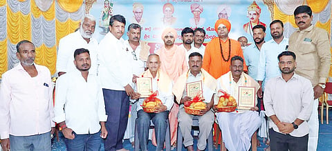 Achievers were felicitated by the Viraktamatha of Konnur in Naragund Taluk. Present on the occasion were Sri Channaveereshwara Swamiji, Shantalinga Shrigalu, C.R. Saligaudra, Prakashgauda Tirakangaudra, and others.