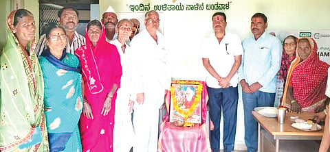 ಕಮಲನಗರ ತಾಲೂಕಿನ ಮುಧೋಳ(ಬಿ) ಗ್ರಾಮದ ಪ್ರಾಥಮಿಕ ಕೃಷಿ ಪತ್ತಿನ ಸಹಕಾರ ಸಂಘದ ಕಚೇರಿಯಲ್ಲಿ ಸೋಮವಾರ ಮಹರ್ಷಿ ವಾಲ್ಮೀಕಿ ಜಯಂತಿ ಆಚರಿಸಲಾಯಿತು. ಅಧ್ಯಕ್ಷ ಗುರುನಾಥ ವಟಗೆ, ಉಪಾಧ್ಯಕ್ಷ ವಿಠ್ಠಲರಾವ ಬೊರಗಾಂವೆ, ಸದಸ್ಯರಾದ ರಾಜಕುಮಾರ ಬಿಚಕುಂದೆ, ರಾಜಕುಮಾರ ಜಾಧವ್​, ಕಾರ್ಯದರ್ಶಿ ಬಸವರಾಜ ಸ್ವಾಮಿ ಇತರರಿದ್ದರು. 
