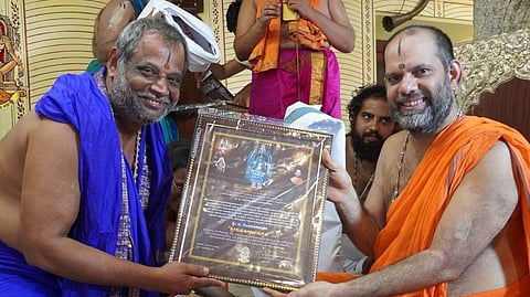 ಉಡುಪಿಯ ಡಾ. ಬಿ.ಗೋಪಾಲ ಆಚಾರ್ಯ ಅವರಿಗೆ ವಿದ್ಯಾವಲ್ಲಭ ತೀರ್ಥ ಶ್ರೀಪಾದರು 'ಶ್ರೀ ಸುಖತೀರ್ಥಾನುಗ್ರಹ ಪ್ರಶಸ್ತಿ' ನೀಡಿ ಗೌರವಿಸಿದರು.