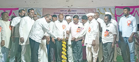 ಗುಳೇದಗುಡ್ಡ: ವಾಲ್ಮೀಕಿ ಮಹರ್ಷಿ ರಾಮಾಯಣ ಮಹಾಕಾವ್ಯವನ್ನು ರಚಿಸಿ ಜಗತ್ತಿಗೆ ರಾಮನ ಆದರ್ಶ, ಹನುಮಂತನ ಭಕ್ತಿಯನ್ನು ಜಗತ್ತಿಗೆ ಪಸರಿಸಿದ್ದಾರೆ. ಇಂತಹ ಮಹಾನ್ ಕವಿಯ ಆದರ್ಶಗಳನ್ನು ನಾವೆಲ್ಲರೂ ಅಳವಡಿಸಿಕೊಳ್ಳಬೇಕು ಎಂದು ಅಮೀನಗಡದ ವಿಶ್ರಾಂತ ಪ್ರಾಚಾರ್ಯ ಆರ್.ಜಿ. ಸನ್ನಿ ಹೇಳಿದರು.

 ಪಟ್ಟಣದ ಶಕ್ತಿ ಸಮುದಾಯ ಭವನದಲ್ಲಿ ತಾಲೂಕು ಆಡಳಿತ, ತಾಲೂಕು ಪಂಚಾಯಿತಿ, ಸಮಾಜ ಕಲ್ಯಾಣ ಇಲಾಖೆ ಆಶ್ರಯದಲ್ಲಿ ಸೋಮವಾರ ಹಮ್ಮಿಕೊಂಡಿದ್ದ ಮಹರ್ಷಿ ವಾಲ್ಮೀಕಿ ಜಯಂತಿ ಕಾರ್ಯಕ್ರಮದಲ್ಲಿ ಉಪನ್ಯಾಸ ನೀಡಿ, ರಾಮಾಯಣ, ಮಹಾಭಾರತ ಮಹಾಕಾವ್ಯಗಳು ಜಗತ್ತಿಗೆ ಭಾರತೀಯ ಶ್ರೀಮಂತ ಸಂಸ್ಕೃತಿಯನ್ನು ಸಾರಿವೆ ಎಂದರು.

 ತಾಂತ್ರಿಕ ಯುಗದಲ್ಲಿ ಶಿಕ್ಷಣ ಅತ್ಯಂತ ಅವಶ್ಯವಾಗಿದ್ದು, ವಾಲ್ಮೀಕಿ ಸಮಾಜದ ಮಕ್ಕಳು ಉತ್ತಮ ಶಿಕ್ಷಣ, ಕೌಶಲ ಪಡೆಯಬೇಕು. ಸಮಾಜವನ್ನು ಸಂಘಟಿಸಿದಾಗ ಮಾತ್ರ ಸಮಾಜದ ಅಭಿವೃದ್ಧಿಯಾಗಲು ಸಾಧ್ಯ ಎಂದರು

 ಎಸ್‌ಎಸ್‌ಎಲ್‌ಸಿ ಪರೀಕ್ಷೆಯಲ್ಲಿ ಹೆಚ್ಚು ಅಂಕಪಡೆದ ವಿದ್ಯಾರ್ಥಿಗಳನ್ನು ಸನ್ಮಾನಿಸಲಾಯಿತು. ಕಾರ್ಯಕ್ರಮಕ್ಕೂ ಮೊದಲು ತಹಸೀಲ್ದಾರ್ ಕಾರ್ಯಾಲಯದಿಂದ ಆದಿಕವಿ ಮಹರ್ಷಿ ವಾಲ್ಮೀಕಿ ಭಾವಚಿತ್ರದ ಮೆರವಣಿಗೆ, ಕುಂಭಮೇಳ ಹಾಗೂ ವಿವಿಧ ವಾದ್ಯಮೇಳಗಳೊಂದಿಗೆ ಅದ್ದೂರಿಯಾಗಿ ನಡೆಯಿತು.

 ಉಪತಹಸೀಲ್ದಾರ್ ಜಿ.ವಿ. ರಜಪೂತ, ಪುರಸಭೆ ಮಾಜಿ ಅಧ್ಯಕ್ಷ ವೈ.ಆರ್. ಹೆಬ್ಬಳ್ಳಿ, ತಾಲೂಕು ವಾಲ್ಮೀಕಿ ನಾಯಕ ಸಭಾ ಅಧ್ಯಕ್ಷ ಶಿವಾನಂದ ವಾಲೀಕಾರ, ಉಪಾಧ್ಯಕ್ಷ ಭೀಮನಗೌಡ ಗೌಡ್ರ, ಶಿವು ಗೋತಗಿ, ಶಂಕ್ರಪ್ಪ ಗೌಡ್ರ, ಯಮನಪ್ಪ ಗೌಡ್ರ, ಶಿವಾನಂದ ವಾಲೀಕಾರ, ಶೇಖಪ್ಪ ಗೌಡ್ರ, ಕಲ್ಲನಗೌಡ ಗೌಡ್ರ, ಹೇಮಂತ ಮಲ್ಹಾರ, ರಾಮಣ್ಣ ಚಂದರಗಿ ಇತರರಿದ್ದರು.